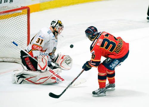 Anders Nilsson, målvakt, Luleå räddar en straff från