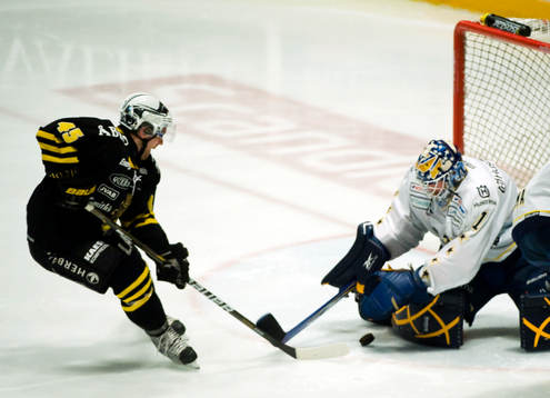 Oscar Steen, AIK och Daniel Larsson, målvakt, HV71