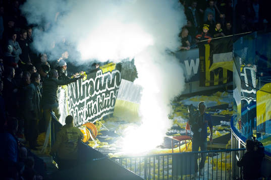 AIK klacken. Klack, tifo, bengalisk eld
