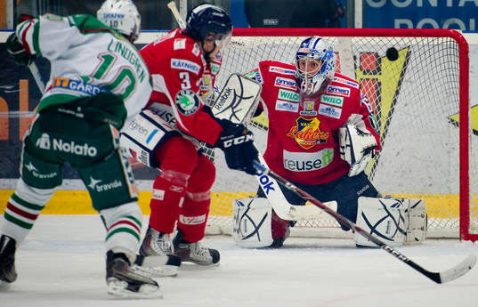 Oscar Ahlsenfeldt, målvakt, Växjö får ett skott i