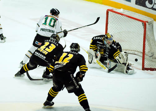 Bläddra bland fler bilder av Ishockey, SM-slutspel, semifinal 2, AIK - Färjestad: