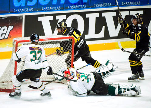 Rastislav Pavlikovski och Jonas Liwing, AIK, jubel
