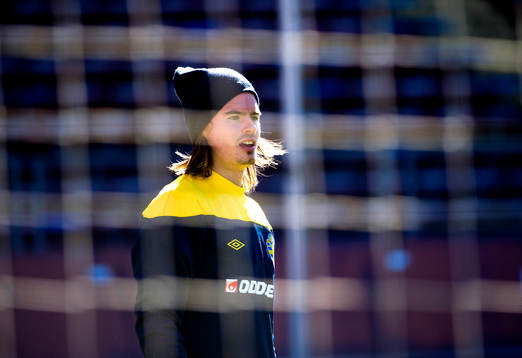 Mikael Lustig tränar på egen ahnd