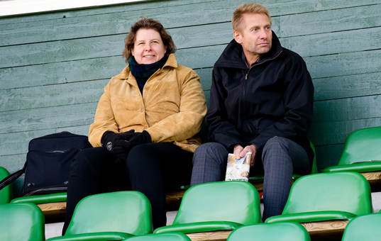 Förbundskapten Thomas Dennerby sitter på läktaren