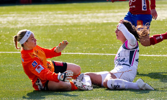 Maria Bjorg Agustdottir, målvakt, krockar med Elena