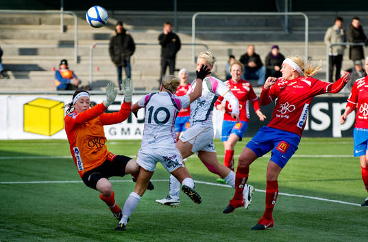 Nina Fellbrant, målvakt Örebro krockar med Sarah Storck,