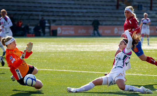 Maria Bjorg Agustdottir, målvakt, krockar med Elena