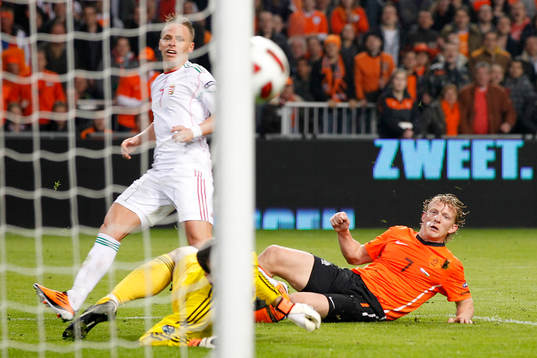 Dirk Kuyt, Holland, gör  4-3. Balazs Dzsudzsak, Ungern