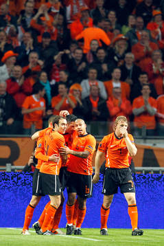 1-0 av  Robin van Persie, Holland, jubel med Joris