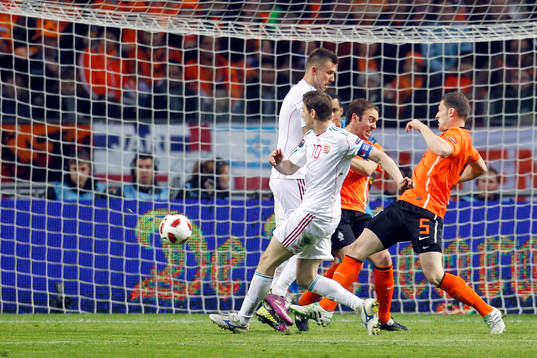 Zoltan Gera, Ungern gör mål. Erik Pieters, Holland,