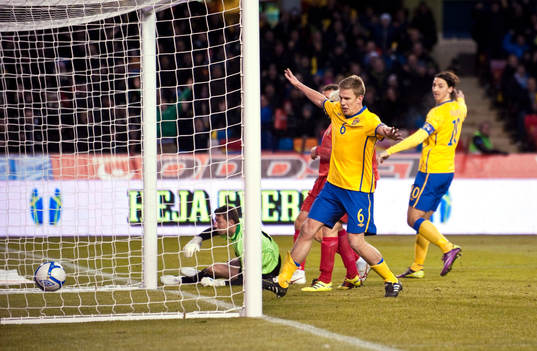 Mikael Lustig, Sverige sparkar in 1-0 och Pontus Wernbloom