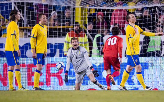 Andreas Isaksson, målvakt Sverige blir arg