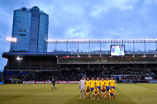 Lagbild på det svenska laget med Råsunda stadion i