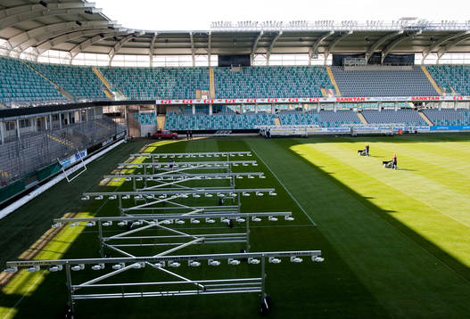 Gräsmattan på Gamla Ullevi trimmas