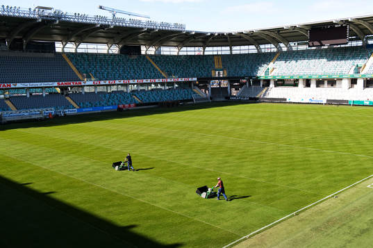 Gräsmattan på Gamla Ullevi trimmas