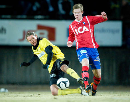 Christian Eriksson, Hässleholm, tacklar en Öster-spelare