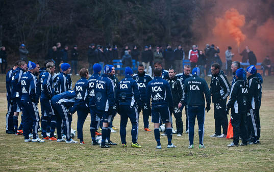 Truppen samlad, Många supportrar på plats, bengaler,