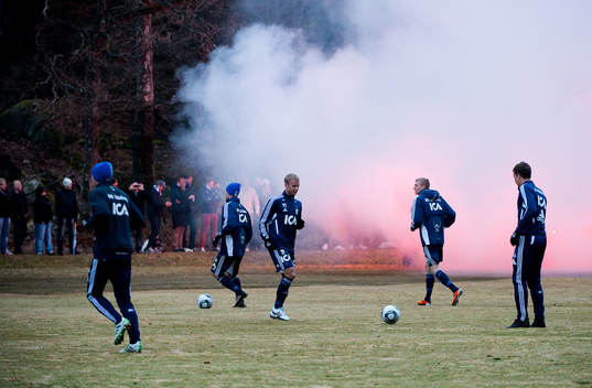 Många supportrar på plats, bengaler, bengalisk eld, tifo