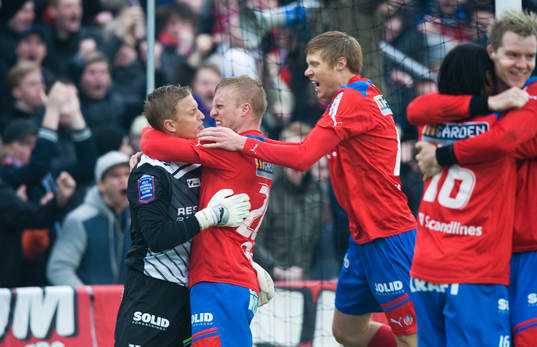Peter Larsson kramar sin målvaktshjälte Pär Hansson