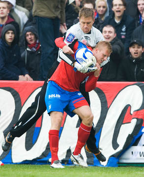 Mattias Asper, Mjällby, tar grepp på Peter Larsson,