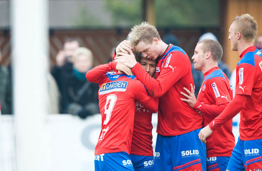 0-1, Erik Sundin, som grattas