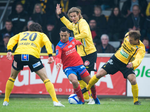 Rachid Bouaouzan, Helsingborg omgiven av tre Mjällbyspelare