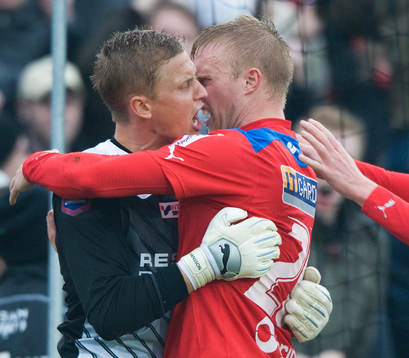 Peter Larsson kramar sin målvaktshjälte Pär Hansson