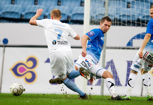 Daniel Larsson, Malmö FF fälls av Johan Nilsson Guiomar,