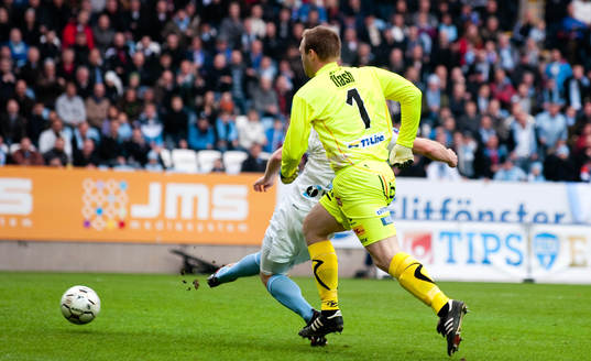 Fredrik Persson, målvakt, Trelleborg ser Daniel Larsson,
