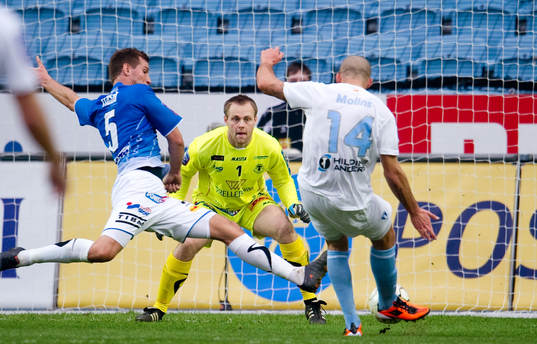 Fredrik Persson, målvakt, Trelleborg ser Guillermo Molins,