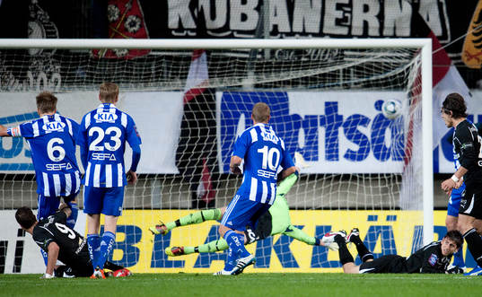 Andreas Haddad, Örebro, gör 0-1. Adam Johansson, Ragnar
