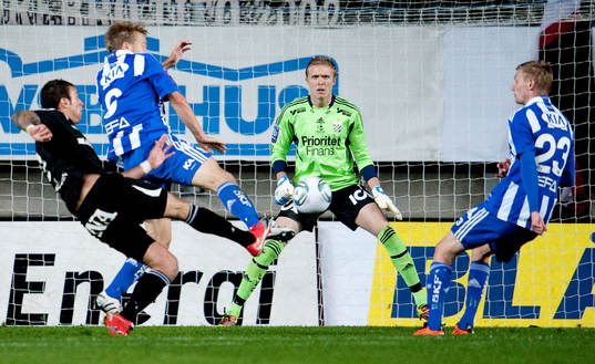 Andreas Haddad, Örebro, gör 0-1. Adam Johansson,