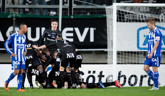Andreas Haddad, Örebro, gör 0-1. Jubel, Depp Tobias Sana,