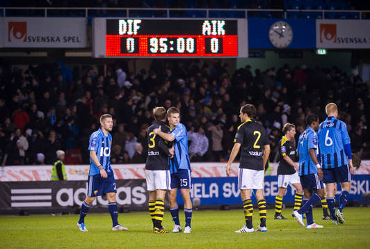 Spelarna tar i hand