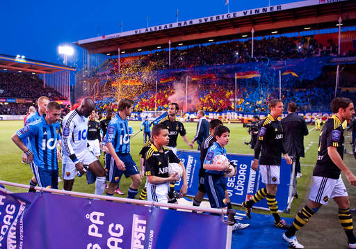 Spelarna lämnar planen direkt pg.a. bengaler och smällare