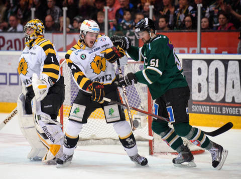 Tim Erixon, Skellefteå tacklas av Rickard Wallin,