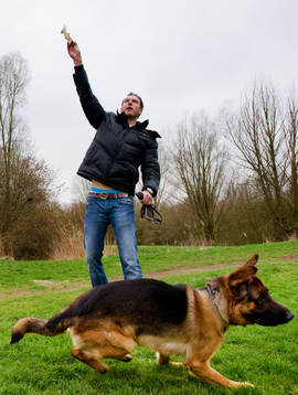Andreas Granqvist i Groningen med hunden Dexter