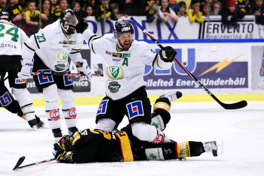 Sanny Lindström, Färjestad, kör över Erik Forsell,