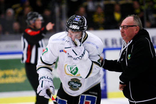 Emil Kåberg, Färjestad, får en puck i ansiktet. Skada