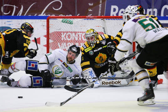 Christian Berglund, Färjestad, ligger framför Andreas