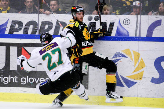 David Rundblad, Skellefteå tacklar omkull Emil Kåberg,