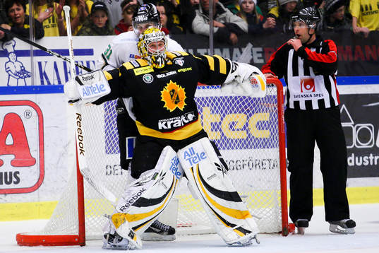 Färjestads Dick Axelsson är fast i målgården bakom