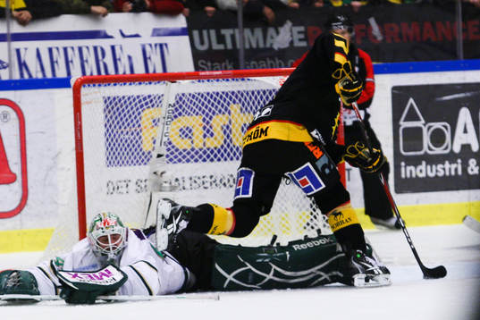 Niclas Burström, Skellefteå, gör 2-2. Christoffer