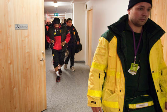 Peter Ijeh, Syrianska lämnar med ambulanspersonal till