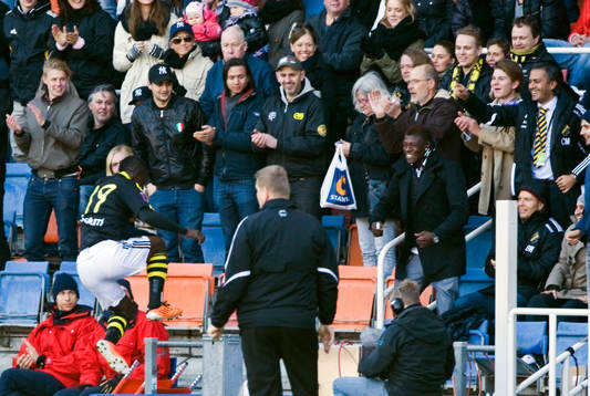 Ibrahim Bangura, AIK på väg upp på läktarn