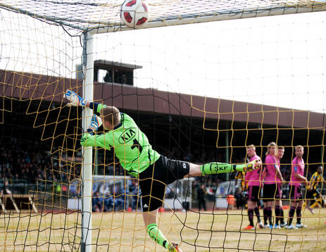 Rene Makondele, Häcken, gör 2-1 bakom Markus Sandberg,