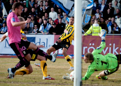 Mattias Ranegie, Häcken, gör 3-1 bakom Markus Sandberg,