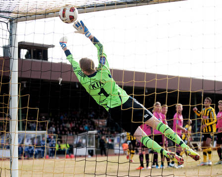 Rene Makondele, Häcken, gör 2-1 bakom Markus Sandberg,