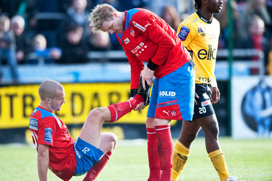 Chrstoffer Andersson, Helsingborg, får hjälp av sin