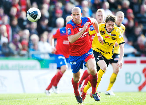 Mattias Lindström, Helsingborg, jagas av Lasse Nilsson,